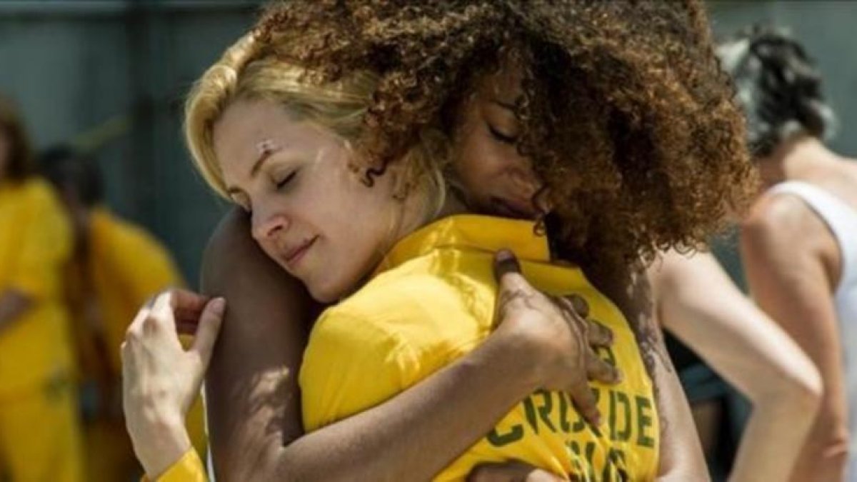 Rizos (Berta Vázquez) y Macarena (Maggie Civantos) se funden en un abrazo en 'Vis a vis' (A-3 TV).-ATRESMEDIA