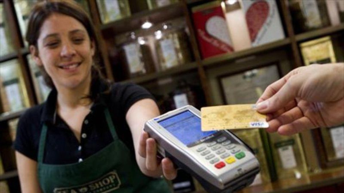 Pago en un TPV con una tarjeta contactless.-ALBERT BERTRAN