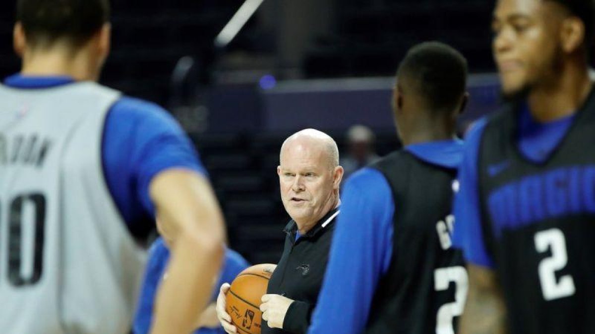 El entrenador del Orlando Magic  Steve Clifford  dirige a su equipo durante un entrenamiento en la Arena Ciudad de Mexico previo a su encuentro ante los Chicago Bulls en Ciudad de Mexico.-EFE