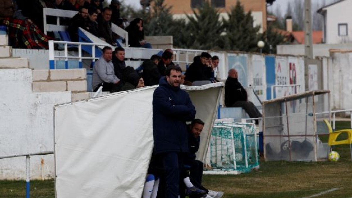 Diego Rojas está muy cerca de seguir como entrenador del Almazán. MARIO TEJEDOR