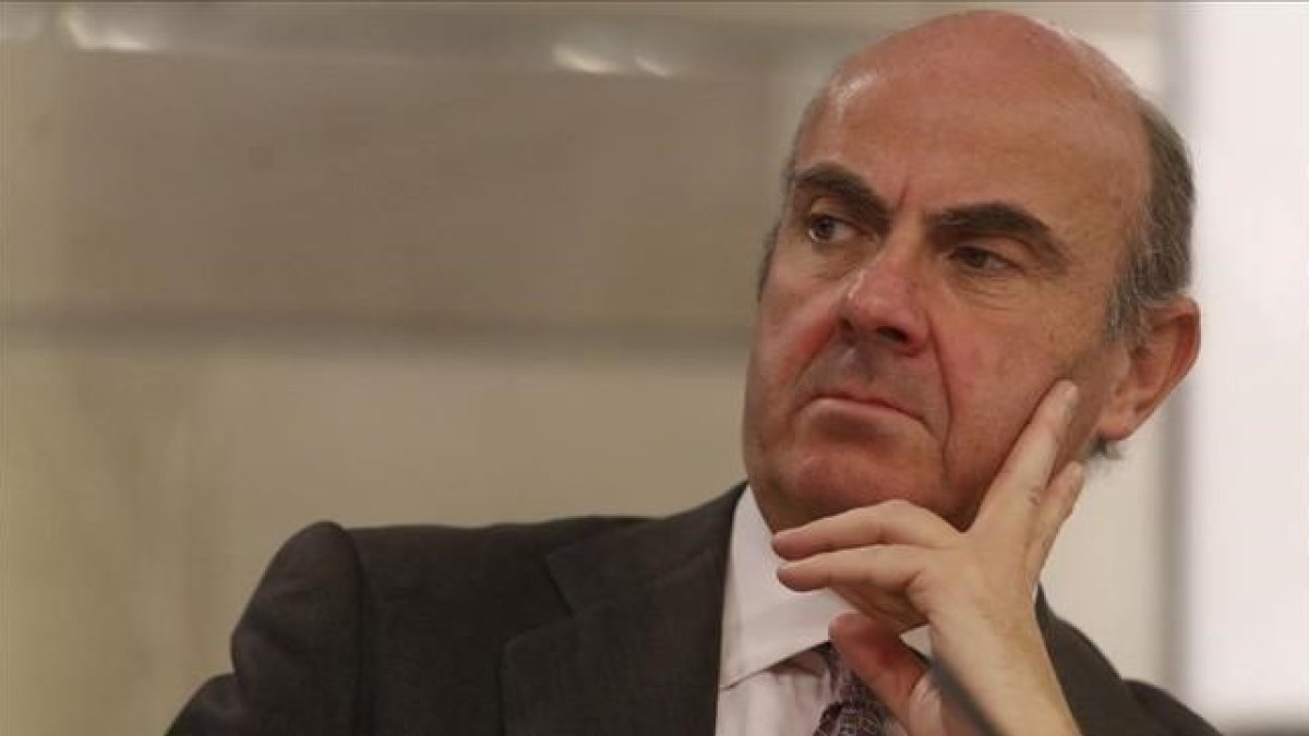 El ministro de Economía, Luis de Guindos, en la rueda de prensa posterior al Consejo de Ministro del 27 de noviembre.-ÁGUSTÍN CATALÁN