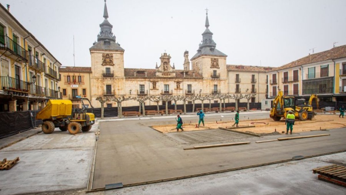 <p>La plaza Mayor de El Burgo de Osma se encuentra en obras, una intervención que cambiará sustancialmente su fisonomía</p>
<p> </p>
<p>FOTOS: MARIO TEJEDOR</p>