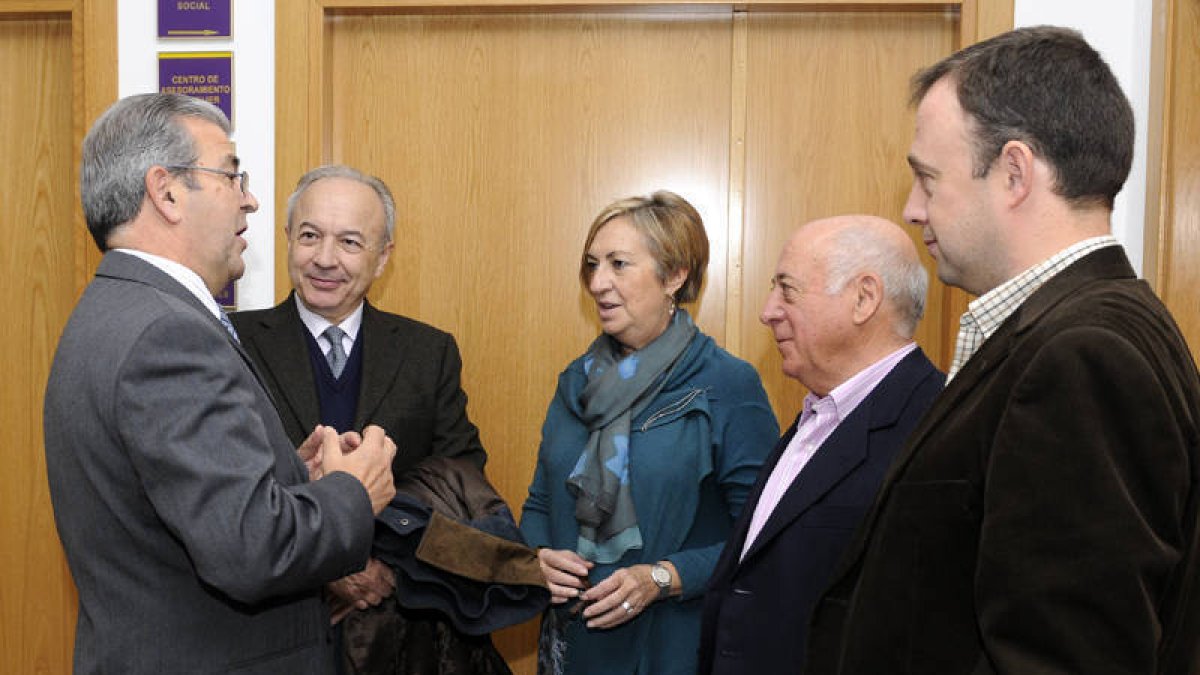 De izquierda a derecha Vicente Ripa, José Manuel Mangas, Mercedes Molina, Cándido Moreno y Pedro Medrano. / V.G.-