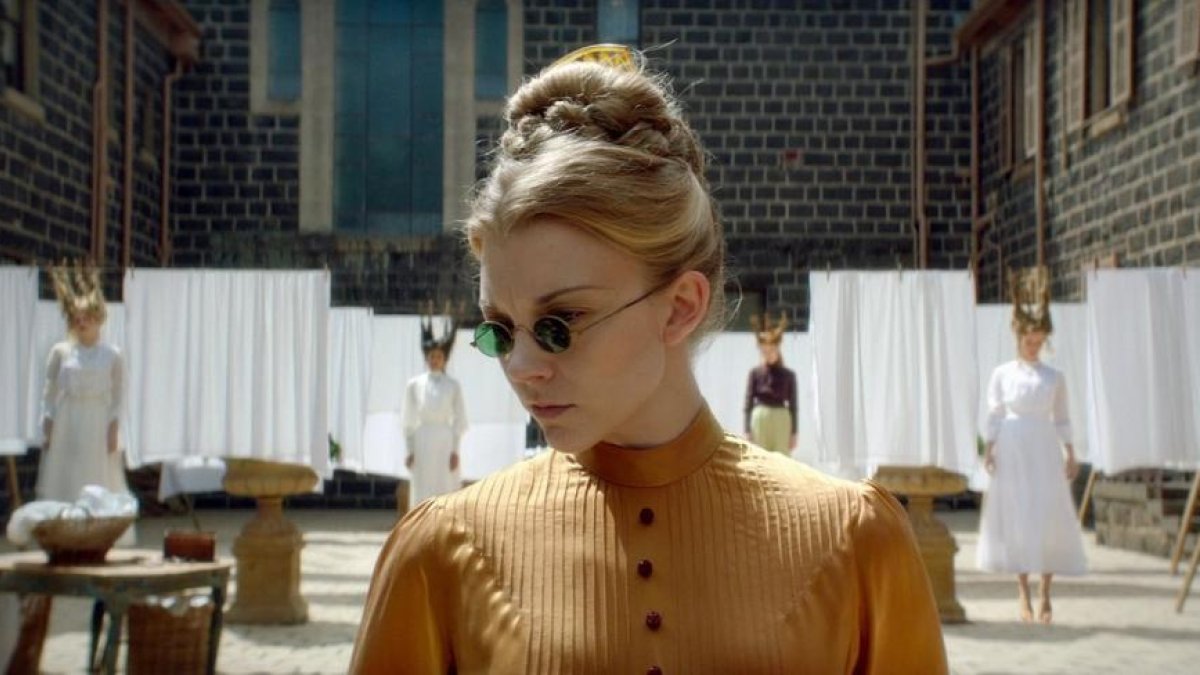 La actriz Natalie Dormer, en el papel de directora de internado en la serie El misterio de Hanging Rok, de Cosmo.-PICASA