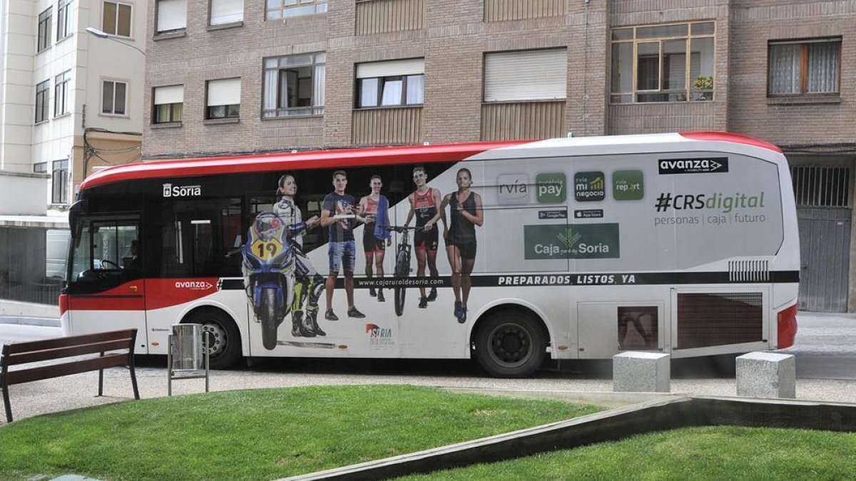 El autobús urbano en la calle Doctrina.-Valentín Guisande