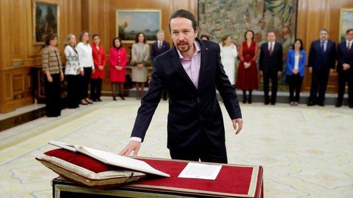Pablo Iglesias jura su cargo como vicepresidente de Derechos Sociales.-EMILIO NARANJO / EFE / POOL