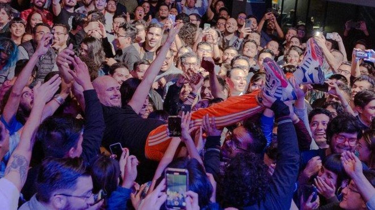 Guille Milkyway, en brazos de asistentes al concierto de La Casa Azul en una sala de Ciudad de México.-MÓNICA BLANCO