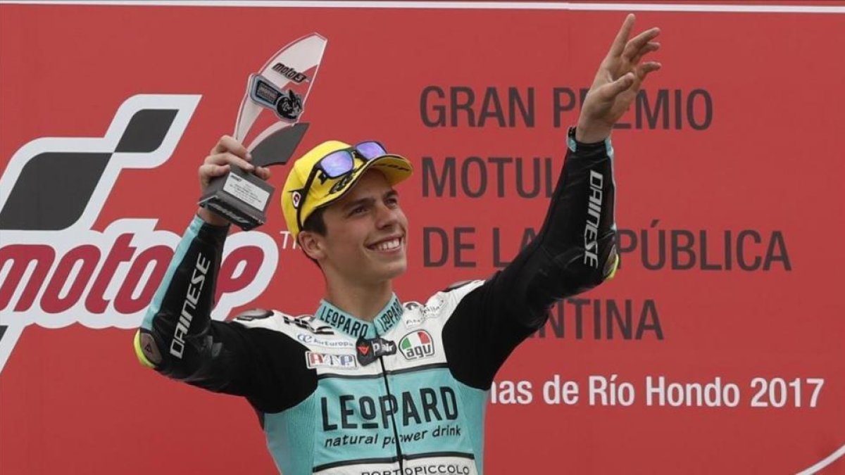 Joan Mir celebra en el podio su victoria en Moto3 en el GP de Argentina.-EFE
