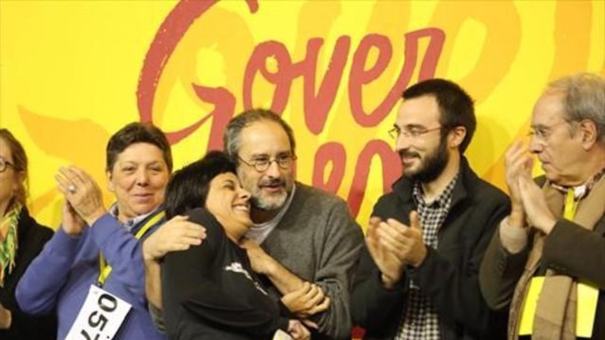 Antonio Baños abraza a Anna Gabriel, durante la jornada de trabajo de la CUP en Manresa, ayer.-RICARD CUGAT