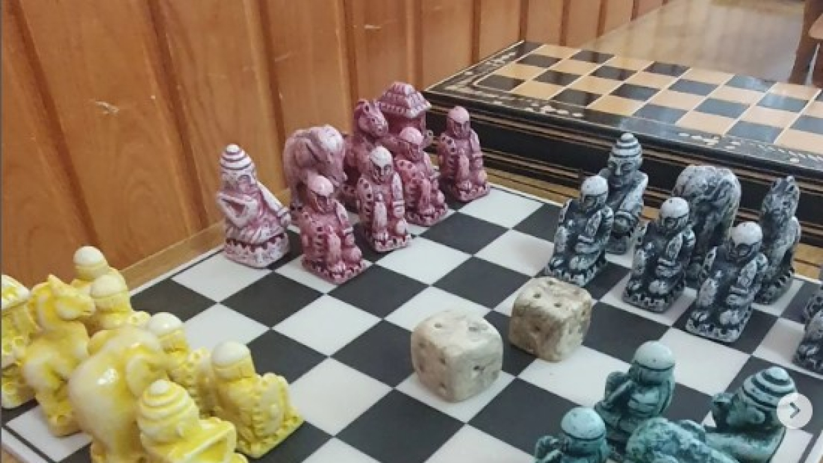 Un recorrido para todos, porque a los niños les encantan los juegos «solo quieren que les dediquemos tiempo» y por eso, aunque sea con un Parchís o un Tres en Raya se divierten mucho. A.H.