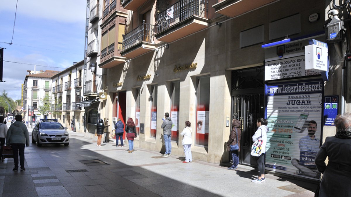 Colas en una entidad bancaria de Soria debido a las restricciones de aforo por el covid.-VG
