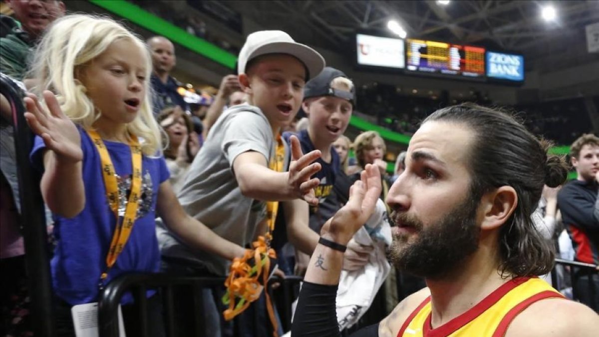 Ricky Rubio  saluda a unos pequeños aficionados tras su exhibición ante los Lakers-/ RICK BOWMER (AP)
