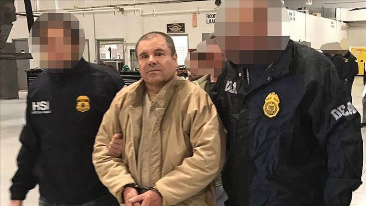 Joaquín El Chapo Guzmán, escoltado en Ciudad Juárez por la policía mexicana para su extradición a Estados Unidos.-AFP