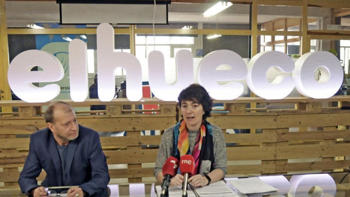 Roberto Ortega y Mercedes Ciria, ayer, informando del proyecto Laponias Conectadas.-MARIO TEJEDOR