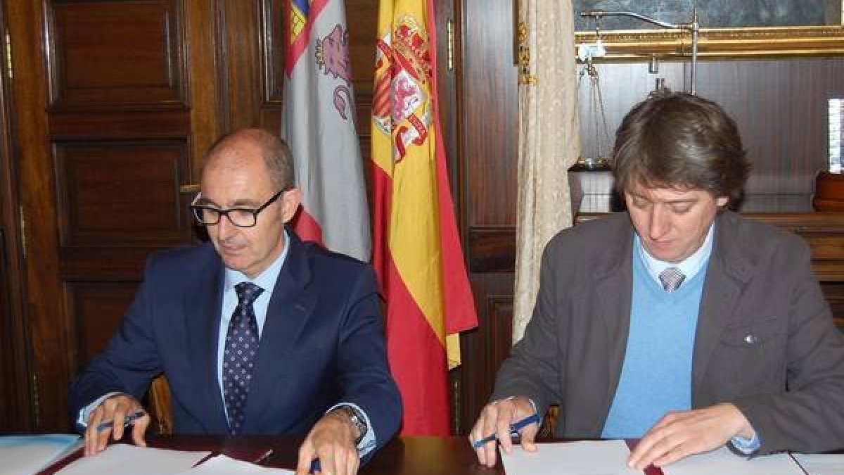 Firma del convenio esta mañana.-IBERAVAL