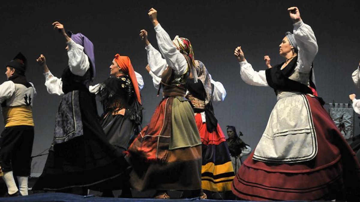 Las danzas son ya uno de los clásicos de San Saturio.-VALENTÍN GUISANDE