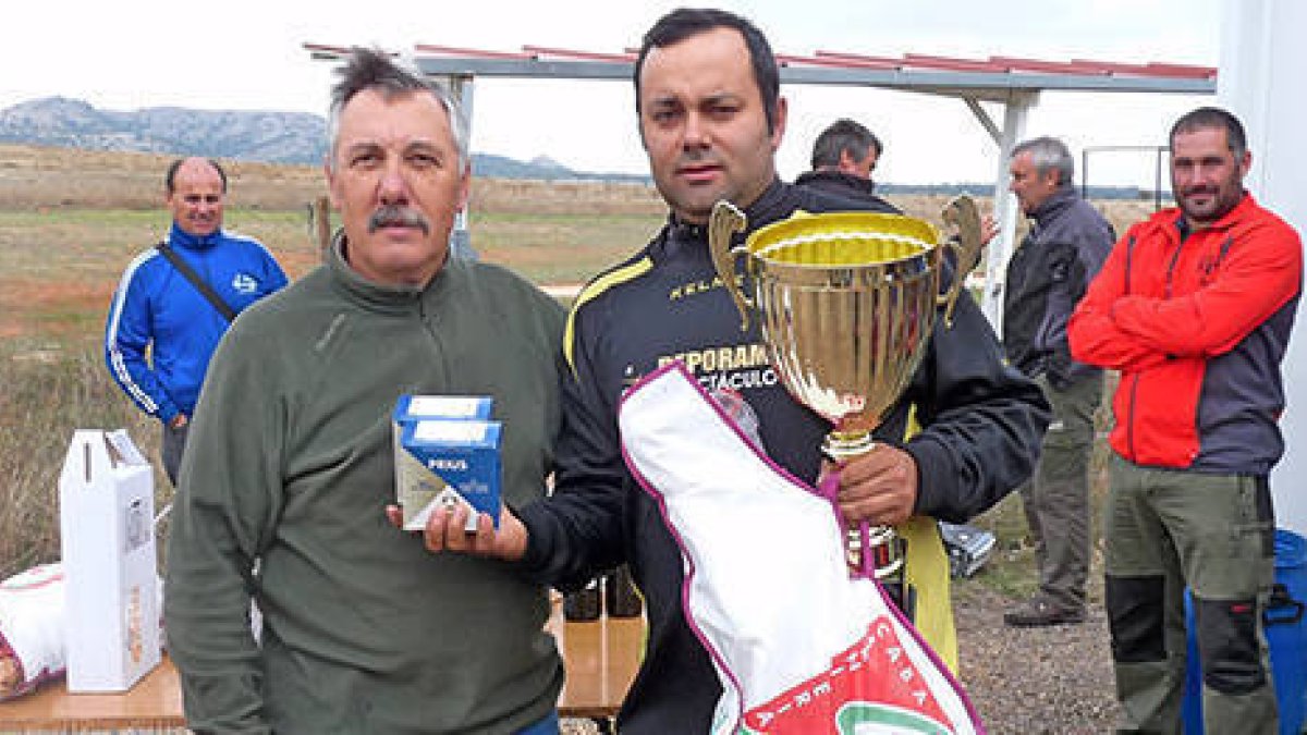 Fernando Arribas recoge el premio de ganador de manos de José Manzano. / Delegación Soriana de Caza-