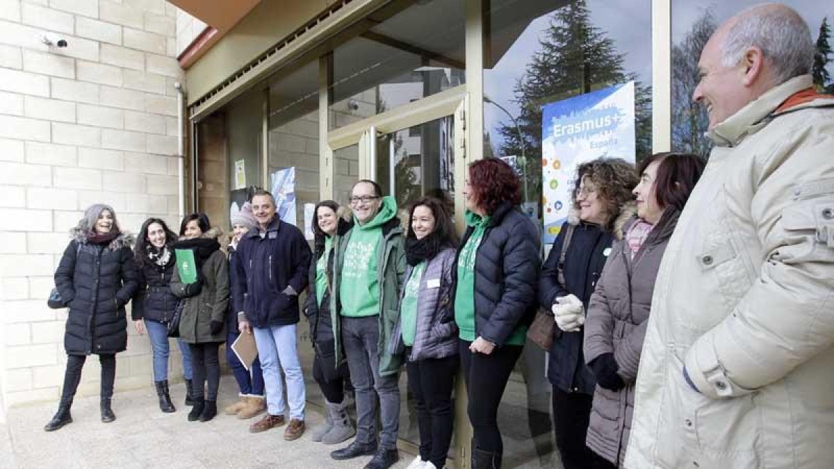 Miembros de la Junta de Personal Docente No Universitario, en el ‘plante’ en la Dirección Provincial de Educación.-LUIS ÁNGEL TEJEDOR