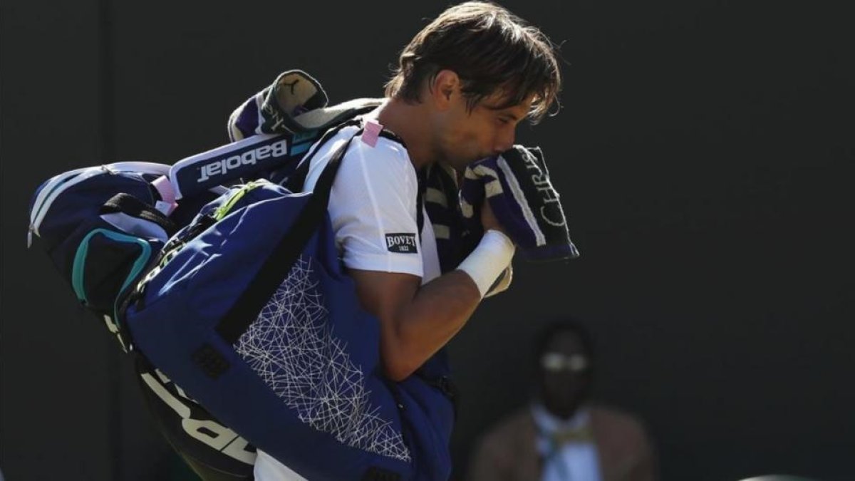 David Ferrer abandona la pista cabizbajo.-AP / KIRSTY WIGGLESWORTH