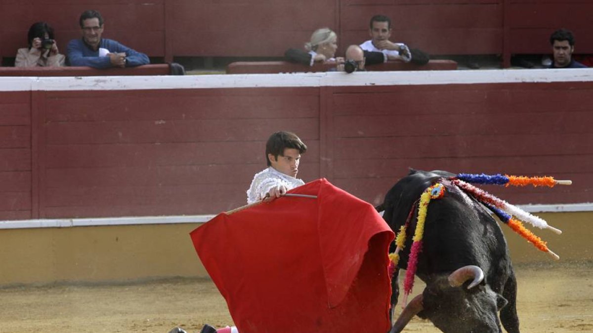 José Miguel, en la imagen, cortó una oreja por su faena en el segundo novillo.-DIEGO MAYOR