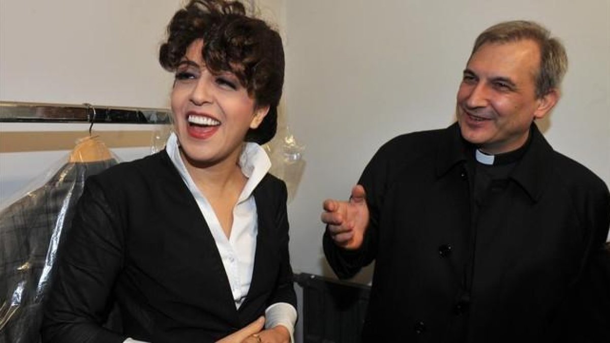 Vallejo Balda (derecha) junto a Chaouqui, el 15 de enero del 2014, en el Vaticano.-AFP / UMBERTO PIZZI