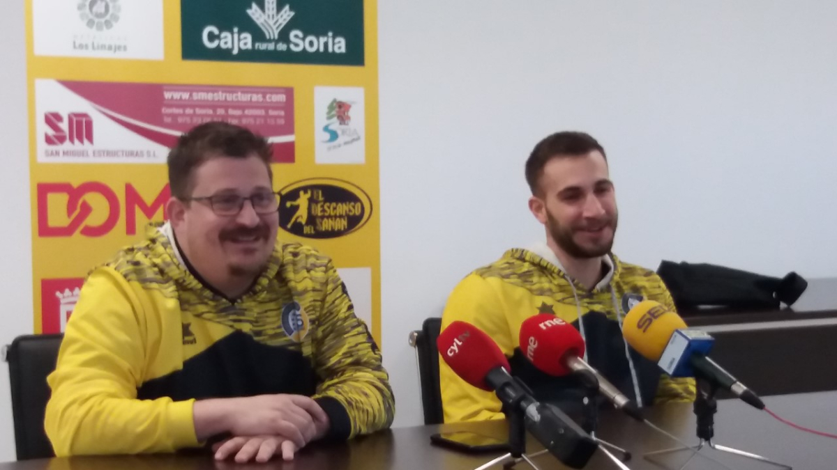 Dani Vallejo junto a Jordi Lluelles durante una en su comparecencia de prensa. 