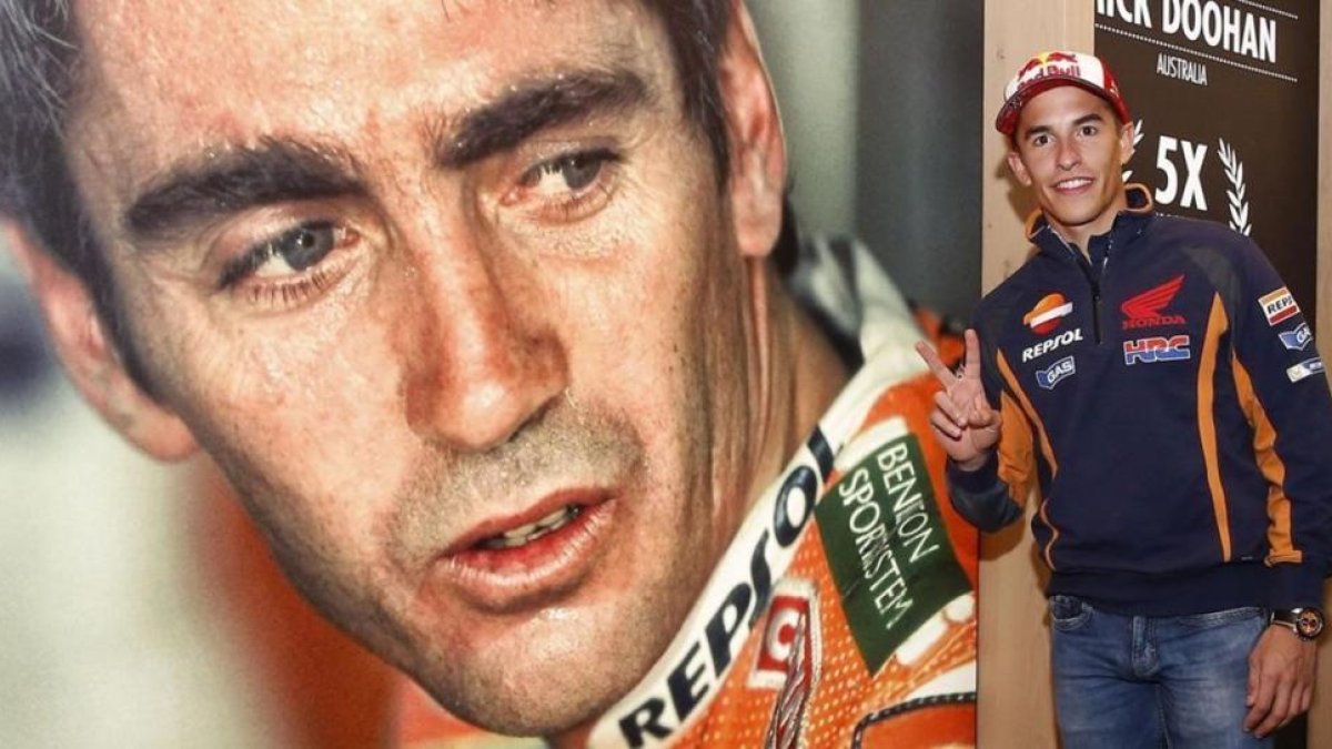 Marc Márquez, junto a un retrato histórico de Mick Doohan, en Spielberg.-REPSOL MEDIA / JAIME OLIVARES