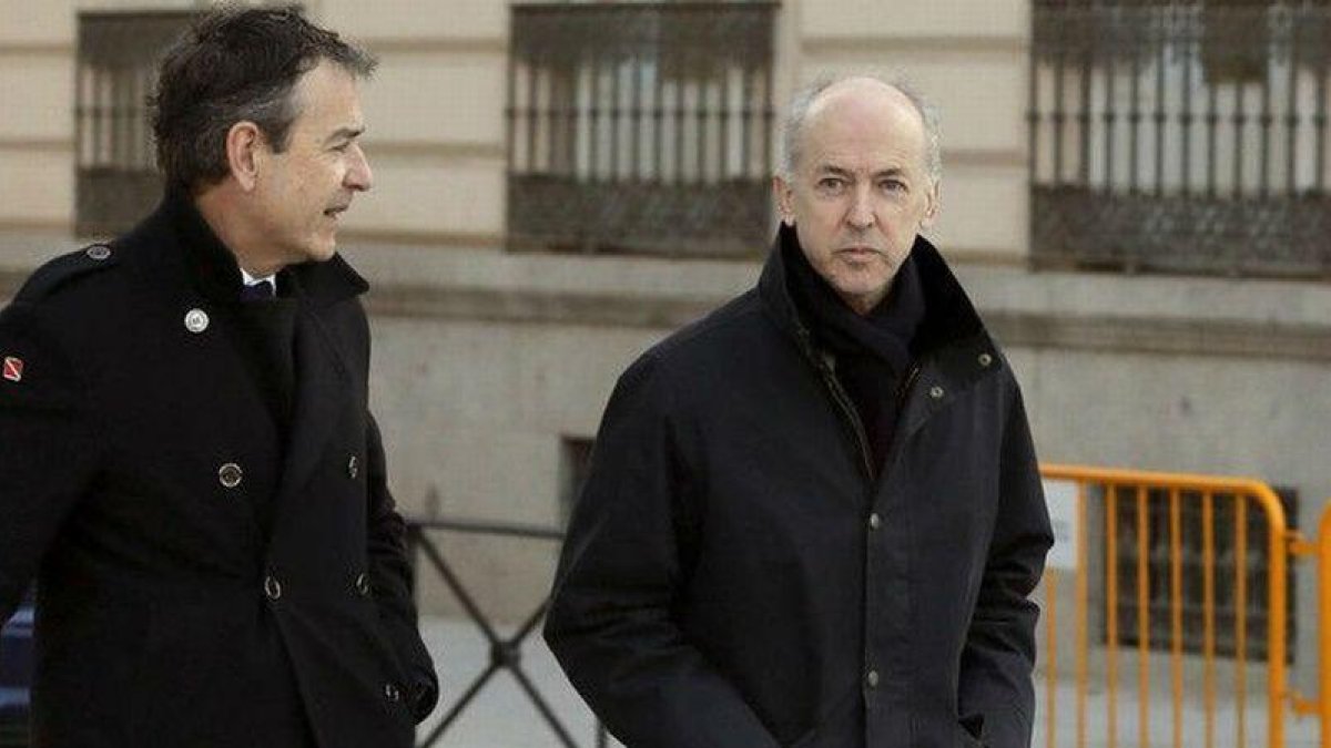 El expresidente de Abengoa Felipe Benjumea (derecha) llega con su abogado a la Audiencia Nacional.-EFE / Ballesteros