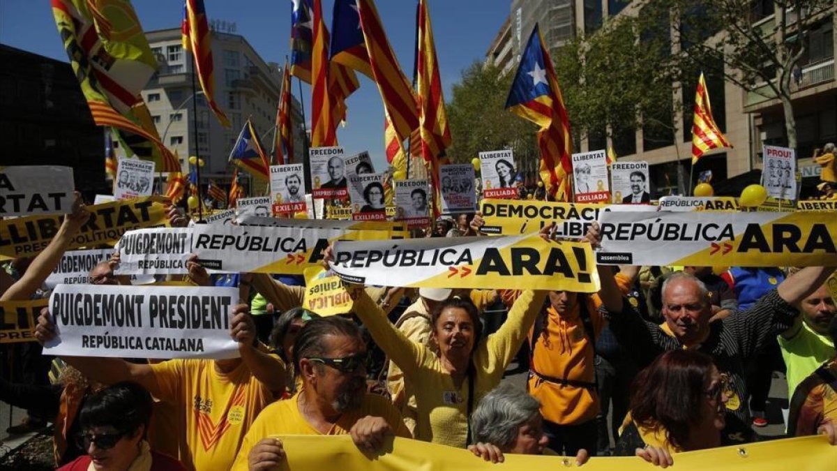 Manifestación a favor de la libertad de los presos independentistas, el pasado 15 de abril en Barcelona-MANU FERNANDEZ