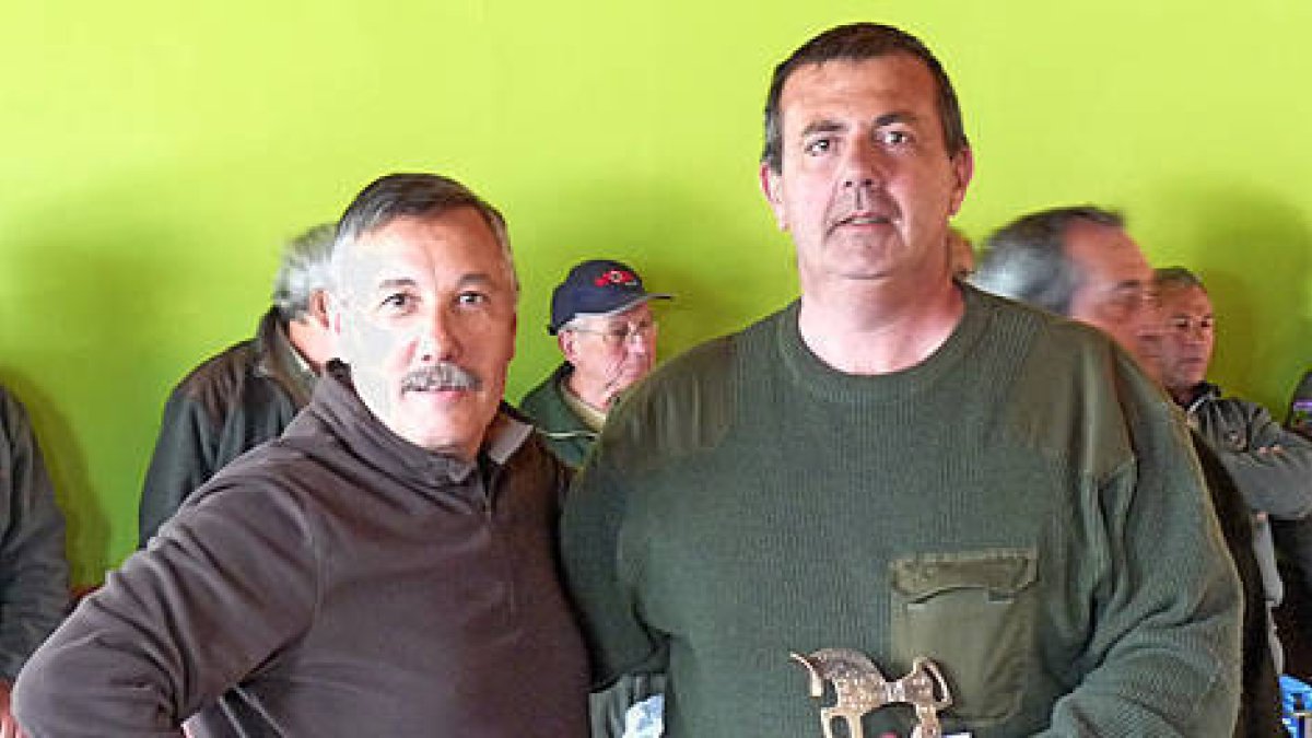 Arrondo recoge el premio de campeón. / Delegación Soriana de Caza-