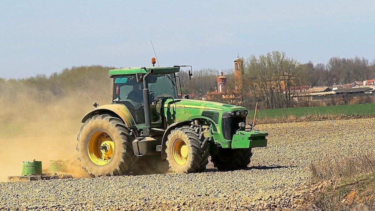 Un tractor realizando sus labores en una explotación agrícola ubicada en la provincia palentina.-M. BRÁGIMO