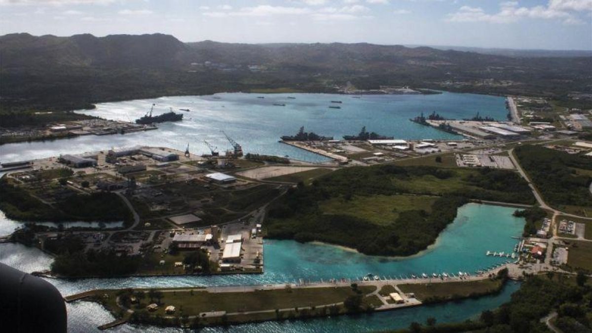 Vista aeérea de la base naval estadounidense en el puerto de Apra, en la isla de Guam.-US NAVAL BASE GUAM JEFFREY LANDI