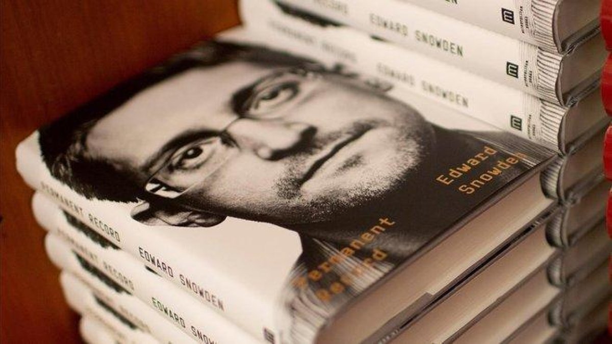 Ejemplares de ’Vigilancia permanente’ a la venta en una librería de Cambridge, Massachusetts, este martes.-CJ GUNTHER (EFE)