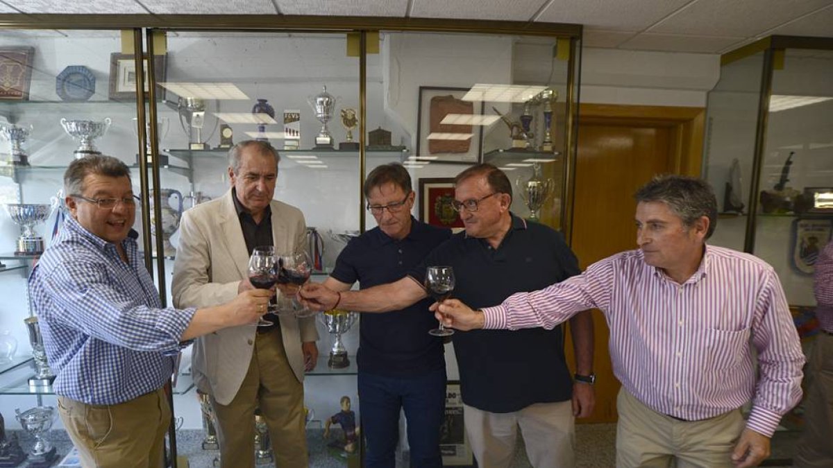 Víctor Martín, José Luis Jiménez, Juan Antonio Anquela, Francisco Rubio y Felipe Parra brindan por el futuro del Numancia.-Álvaro Martínez