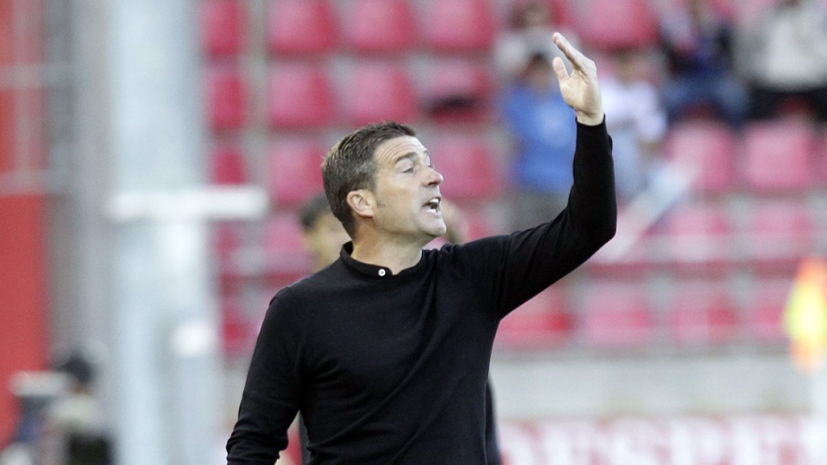 Luis Carrión da indicaciones a su equipo en un partido de esta temporada. LUIS ÁNGEL TEJEDOR