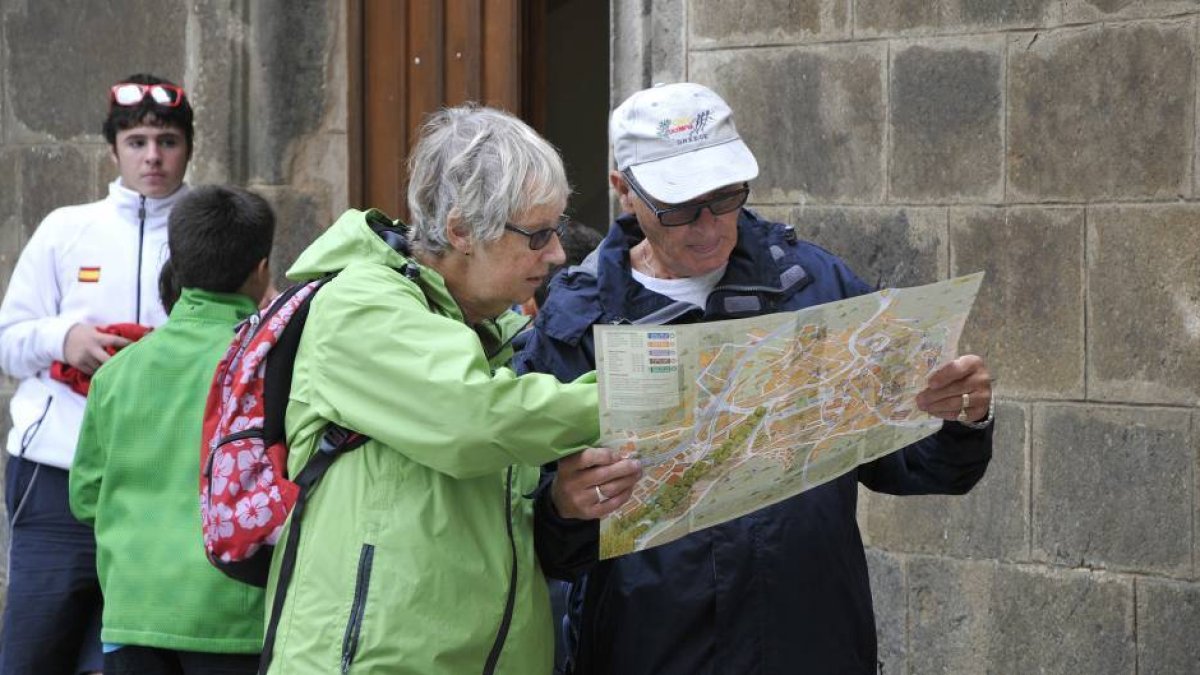 Un grupo de turistas en Ágreda, en una imagen de archivo.-VALENTÍN GUISANDE