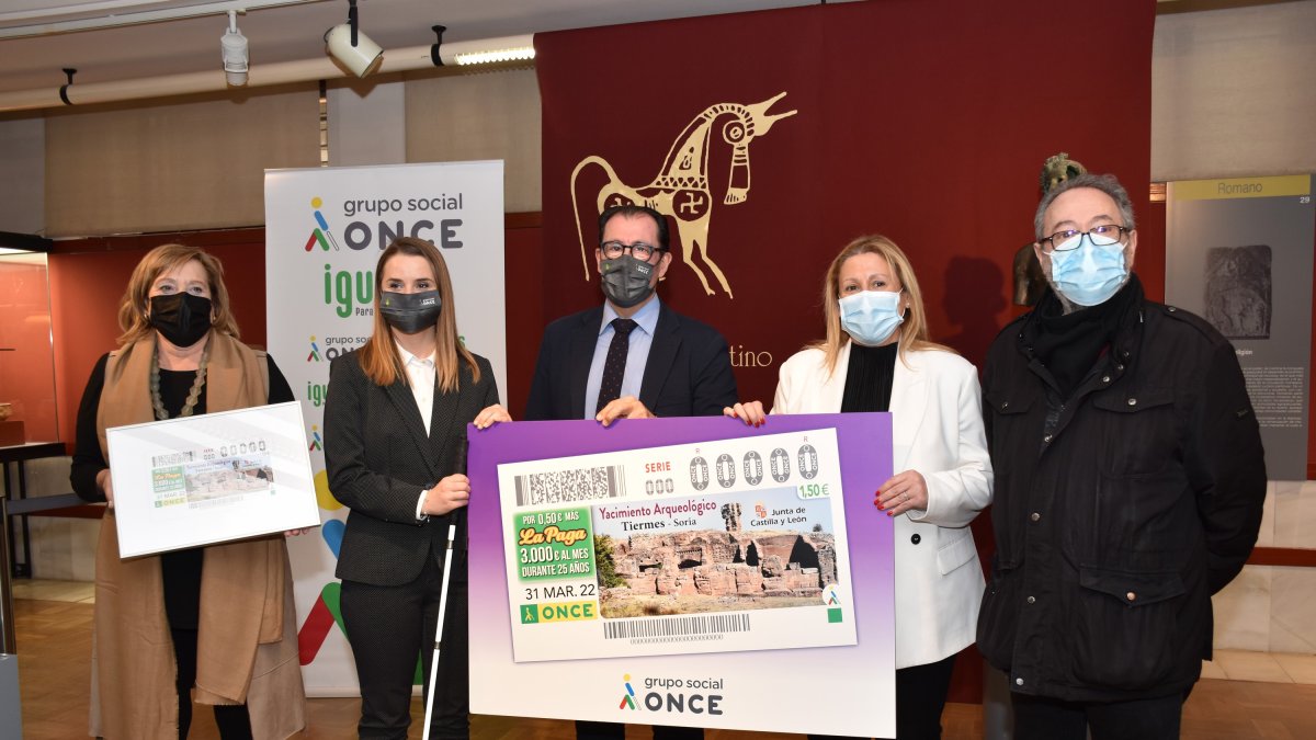 Marian Arlegui, Leire Cayero, Ismael Pérez, Yolanda de Gregorio y Carlos de la Casa, en la presentación del cupón de la ONCE.-HDS