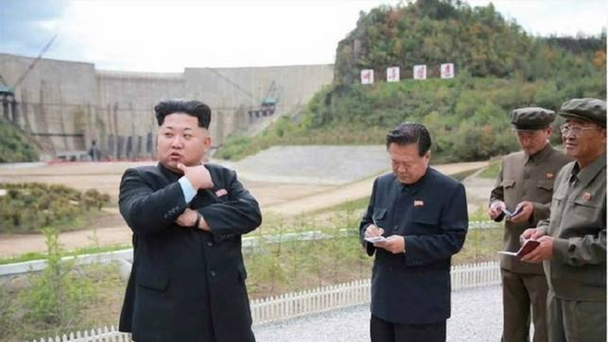 El líder norcoreano Kim Jong-un visitando una central hidroeléctrica en una fotografía publicada el 14 de setiembre por Rodong Sinmun, el rotativo oficial Partido Comunista de Corea del Norte.-RODONG SINMUN