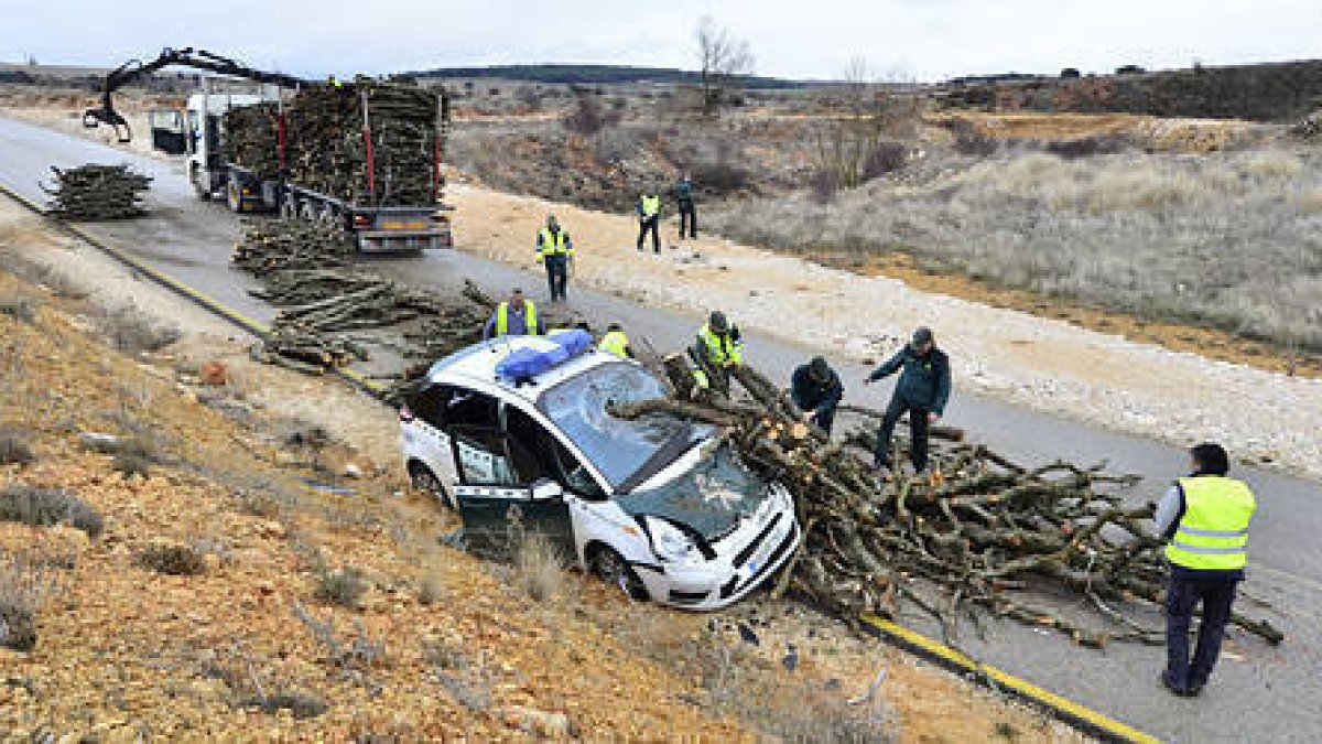 Panorámica del accidente con los dos vehículos implicados. / ÁLVARO MARTÍNEZ-