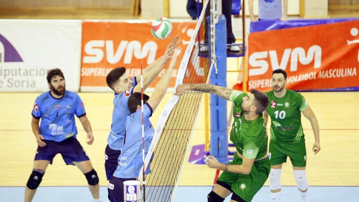El Río Duero juega esta tarde en Los Pajaritos frente al Barça Voleibol.-MARIO TEJEDOR