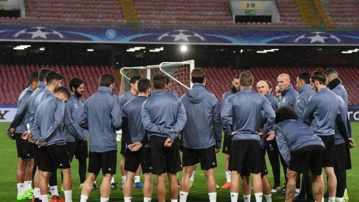Los jugadores del Real Madrid, durante el entrenamiento del equipo celebrado en San Paolo en Nápoles.-EFE