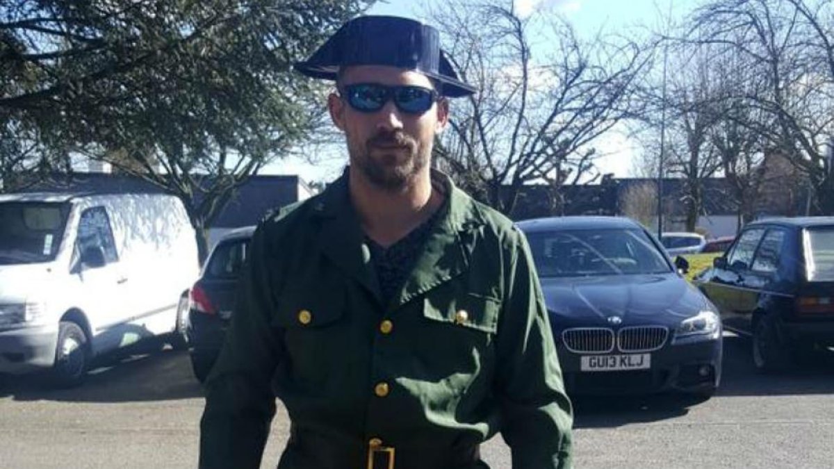 Jaime Vizern, disfrazado de guardia civil.-PERIODICO (TWITTER (@DUE_17))
