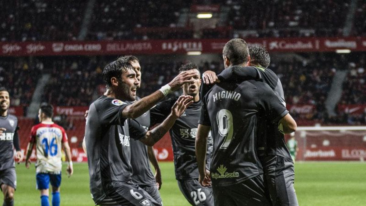 Los jugadores del Numancia celebran el gol de Higinio, que  iba a dar la victoria en El Molinón.-Área 11