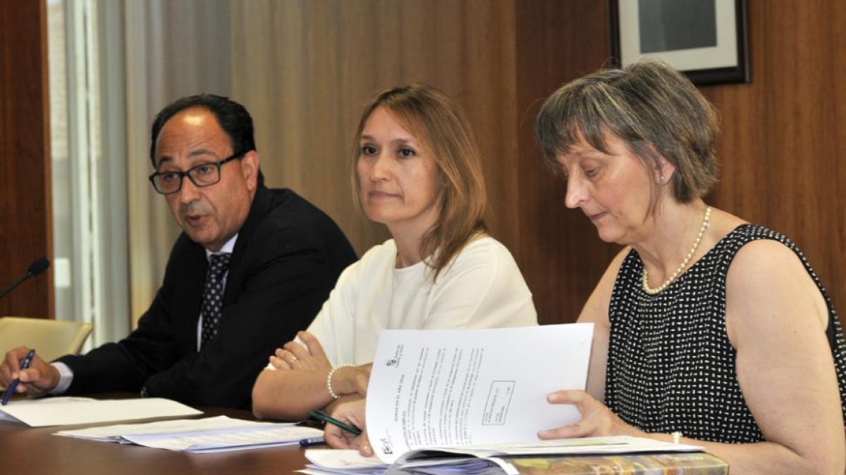 Rocío Lucas (c) durante la presentación de ayer.-Valentín Guisande