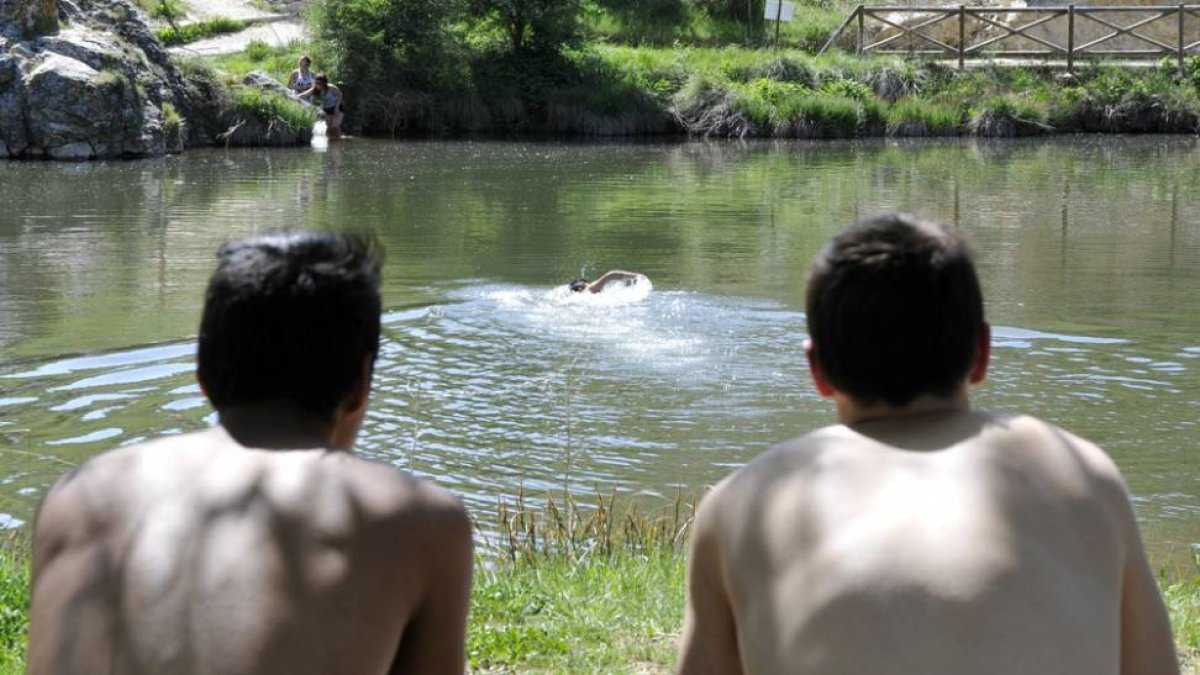 Un grupo de bañistas, ayer, en las márgenes del río Duero.-VALENTÍN GUISANDE