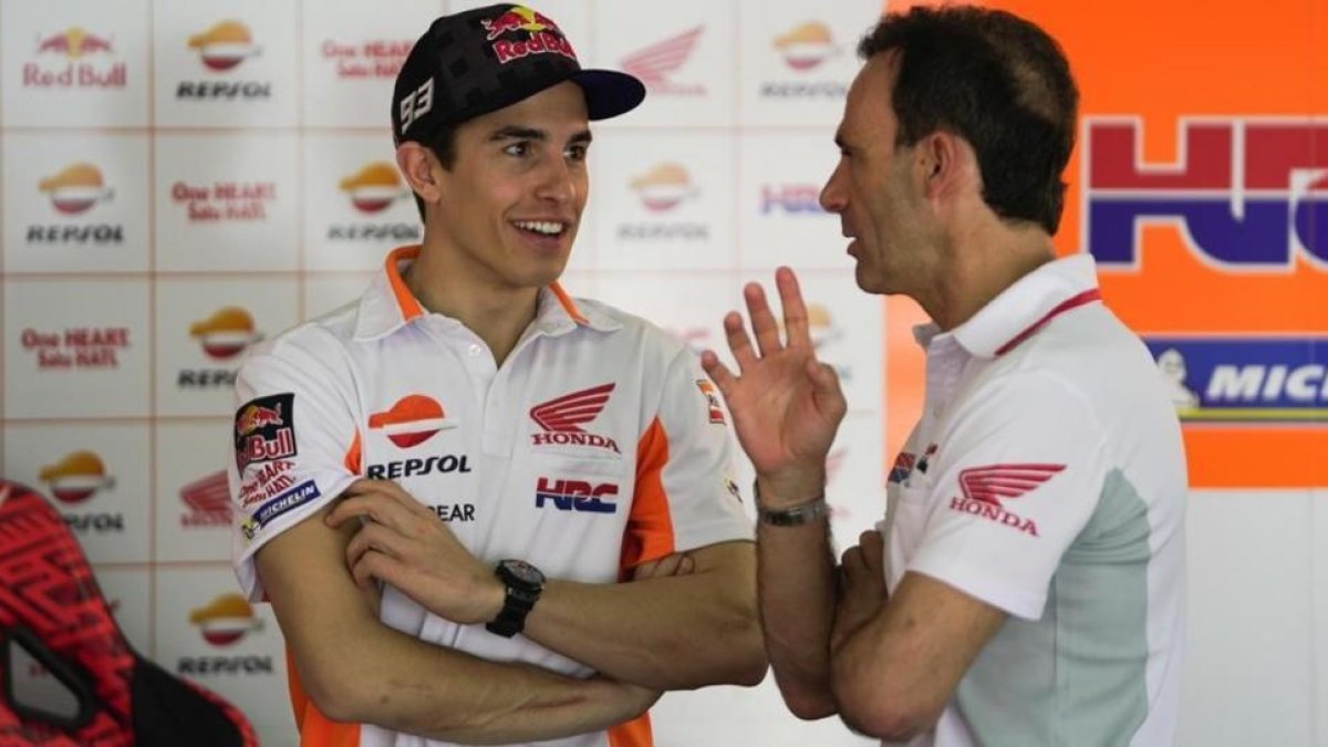 Marc Márquez conversa con Alberto Puig, el hombre que Honda acaba de fichar para conseguir la renovación de su tetracampoeón.-ALEJANDRO CERESUELA