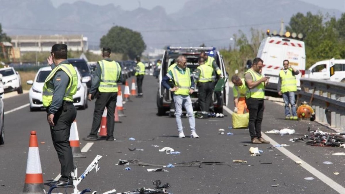 Agentes de la Guardia Civil y miembros de Emergencias, en el lugar del atropello, en Oliva (Valencia).-EFE
