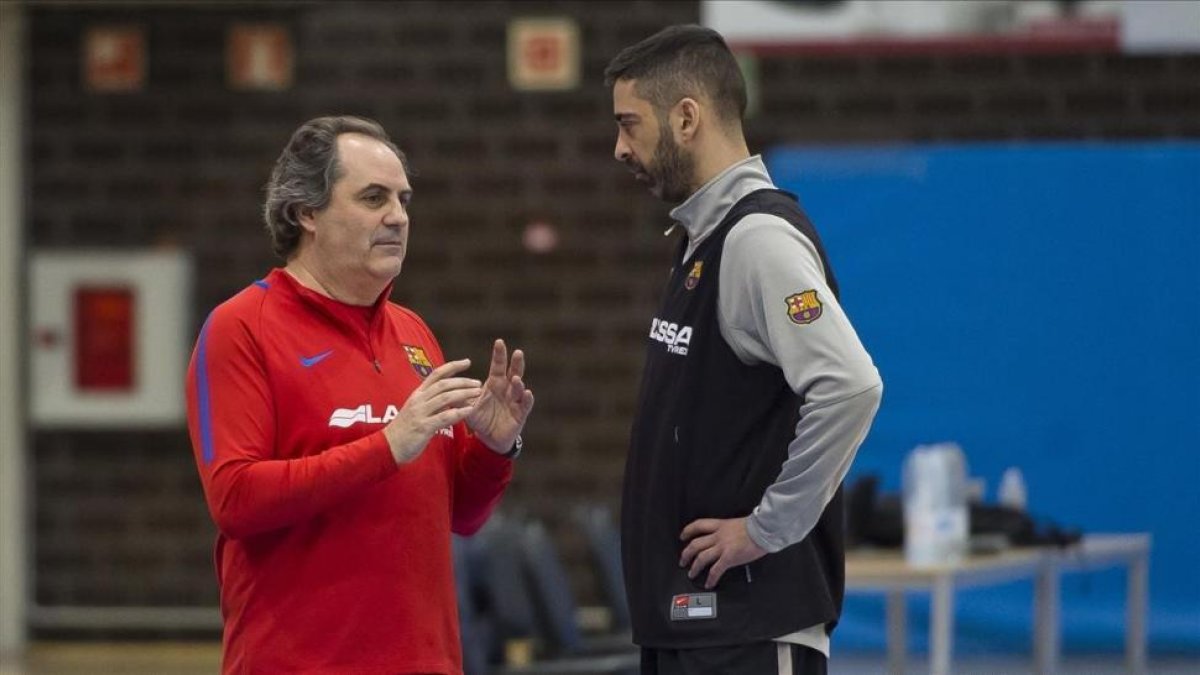 Alfred Julbe habla con Navarro en el entrenamiento del Barça-VICTOR SALGADO