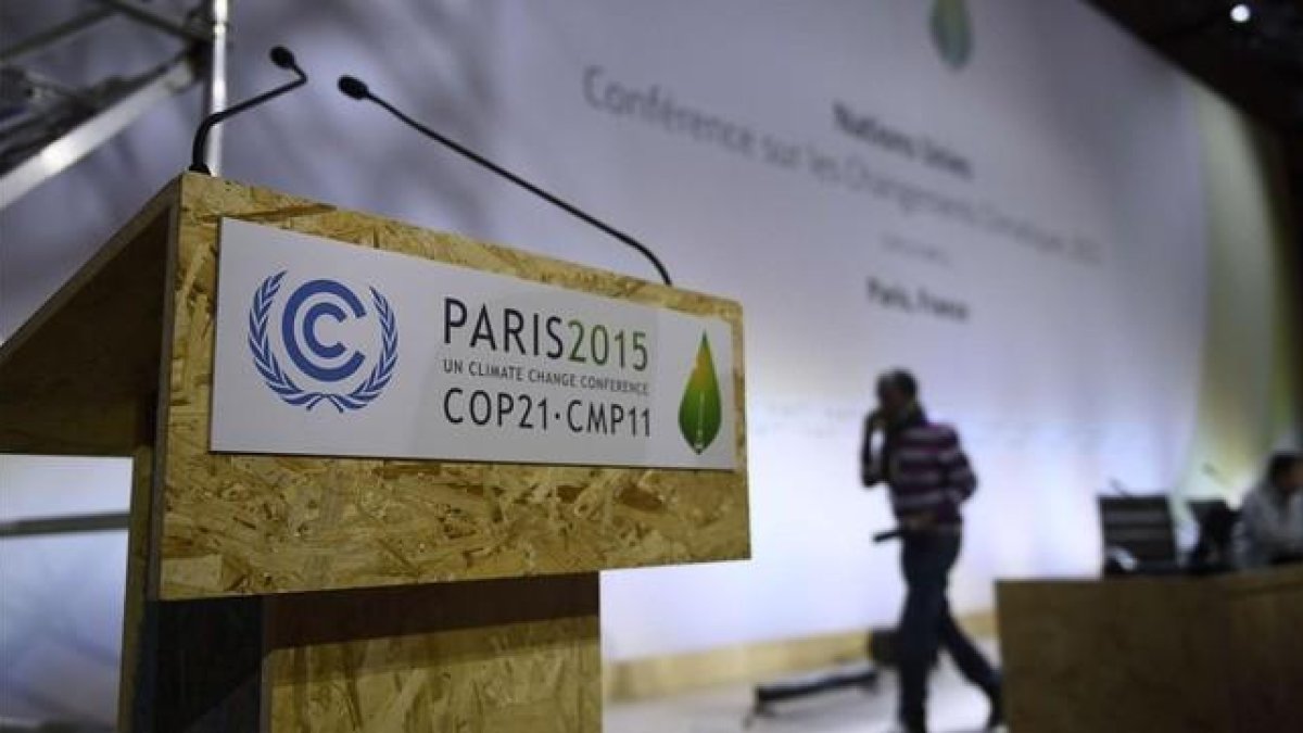 Preparativos para el buen funcionamiento de la cumbre del clima en el salón plenario del recinto ferial de Le Bourget, en París.-AFP / MARTIN BUREAU