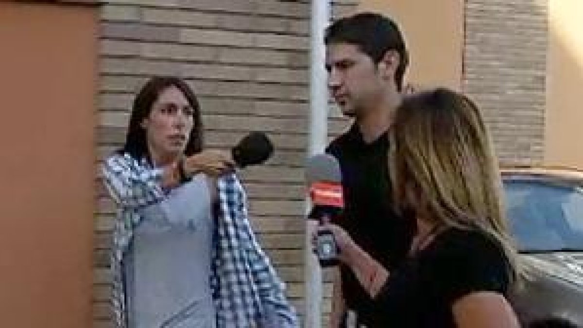 Dos de los detenidos puestos en libertad tras los atentados, Mohamed Aalla y Salah El Karib, acudieron a comisaría esta mañana.-ATLAS